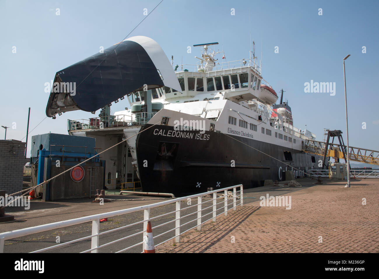 Arran Fähre Caledonian Inseln oder eileanan Chaledonia Segeln von Brodick auf Arran ausbooten Passagiere am Hafen Ardrossan Ayrshire, Schottland Stockfoto