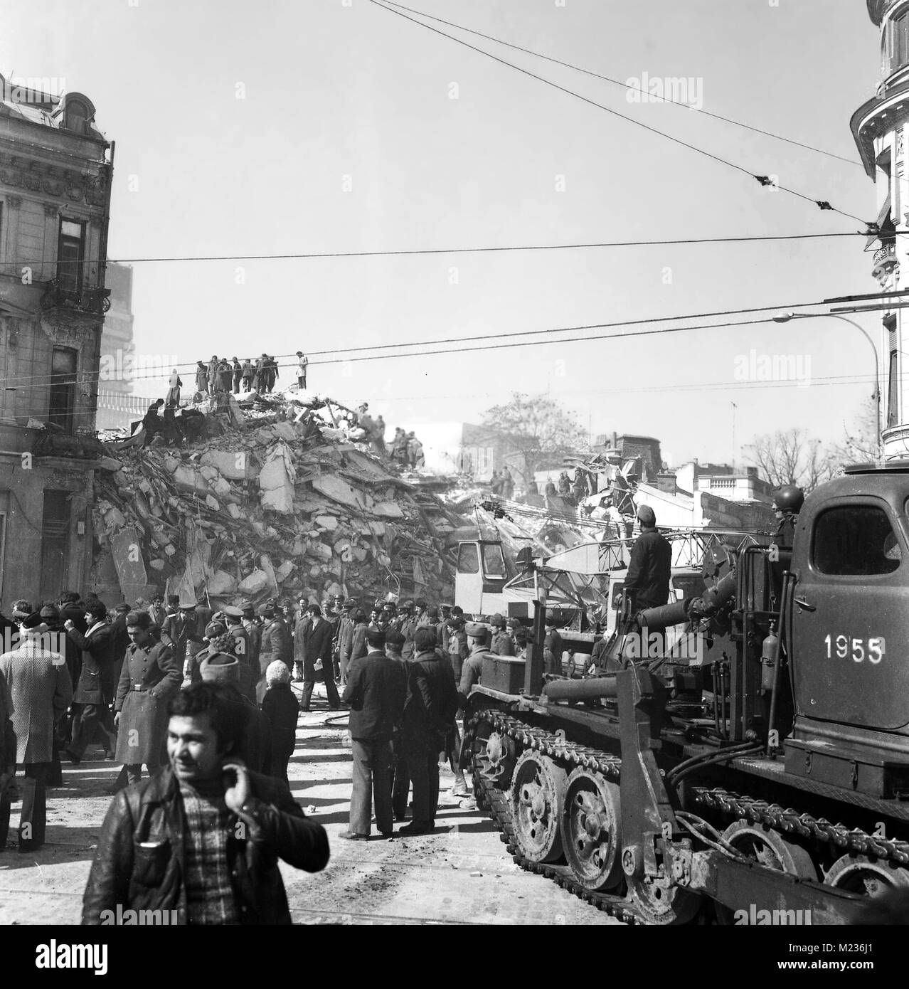 Rettungsaktion nach dem tödlichen Erdbeben im März 1977 in Bukarest, Rumänien Stockfoto