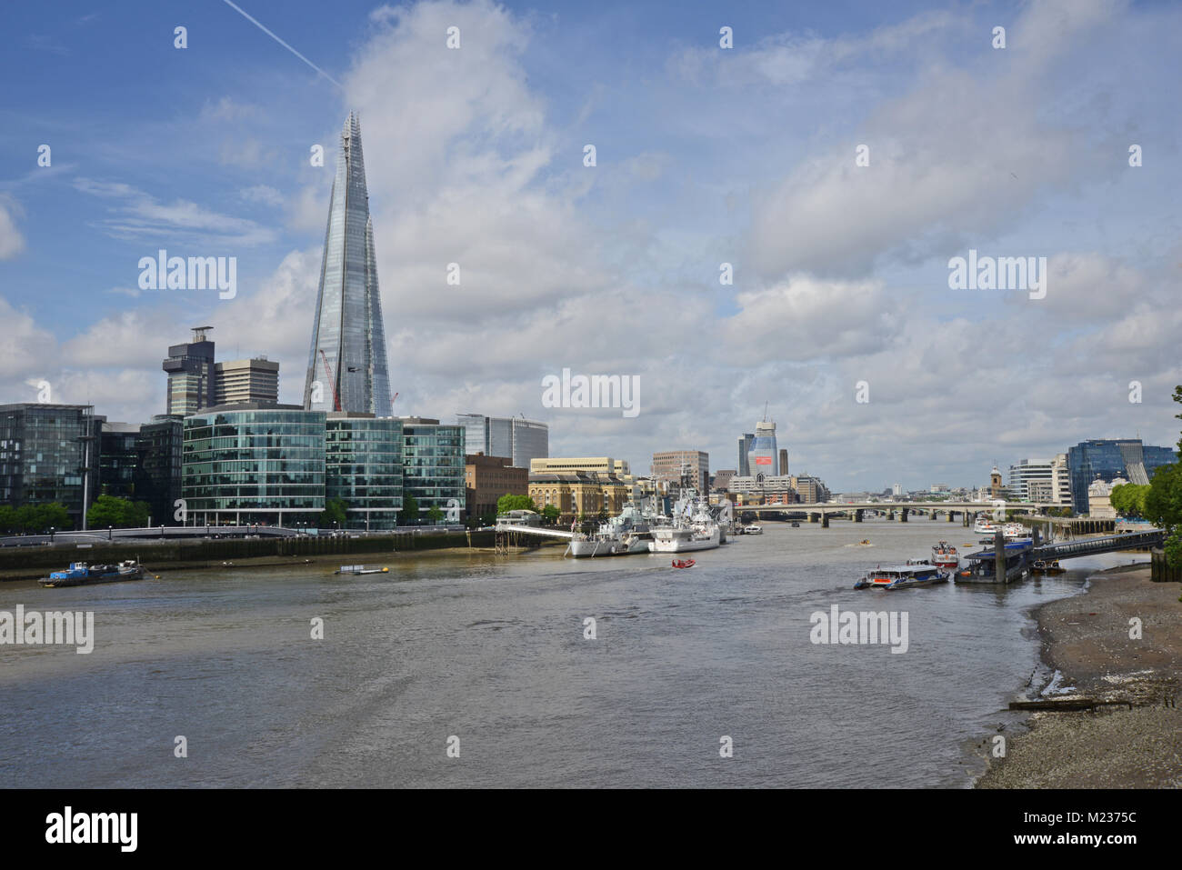 Blick auf den Shard in London von der Nordseite der Themse an einem schönen Tag mit ein wenig Cloud Stockfoto