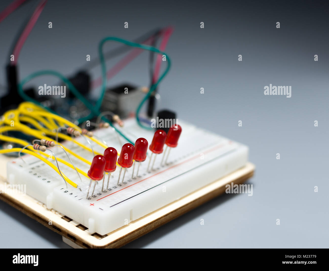Array von roten LEDs auf einem breadbord an einen Mikrocontroller angeschlossen Stockfoto