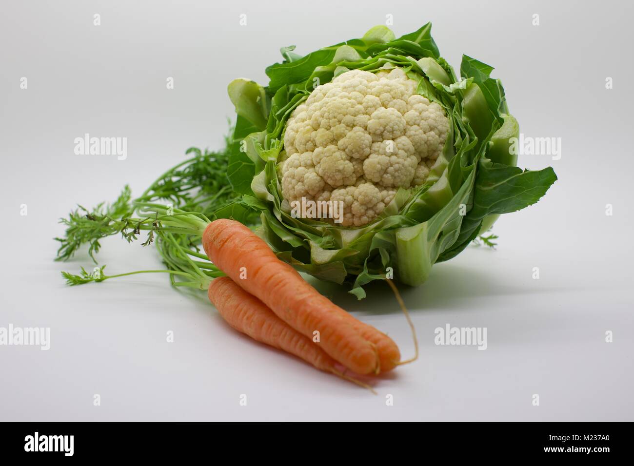 Blumenkohl und Karotten auf weißem Hintergrund Stockfotografie - Alamy