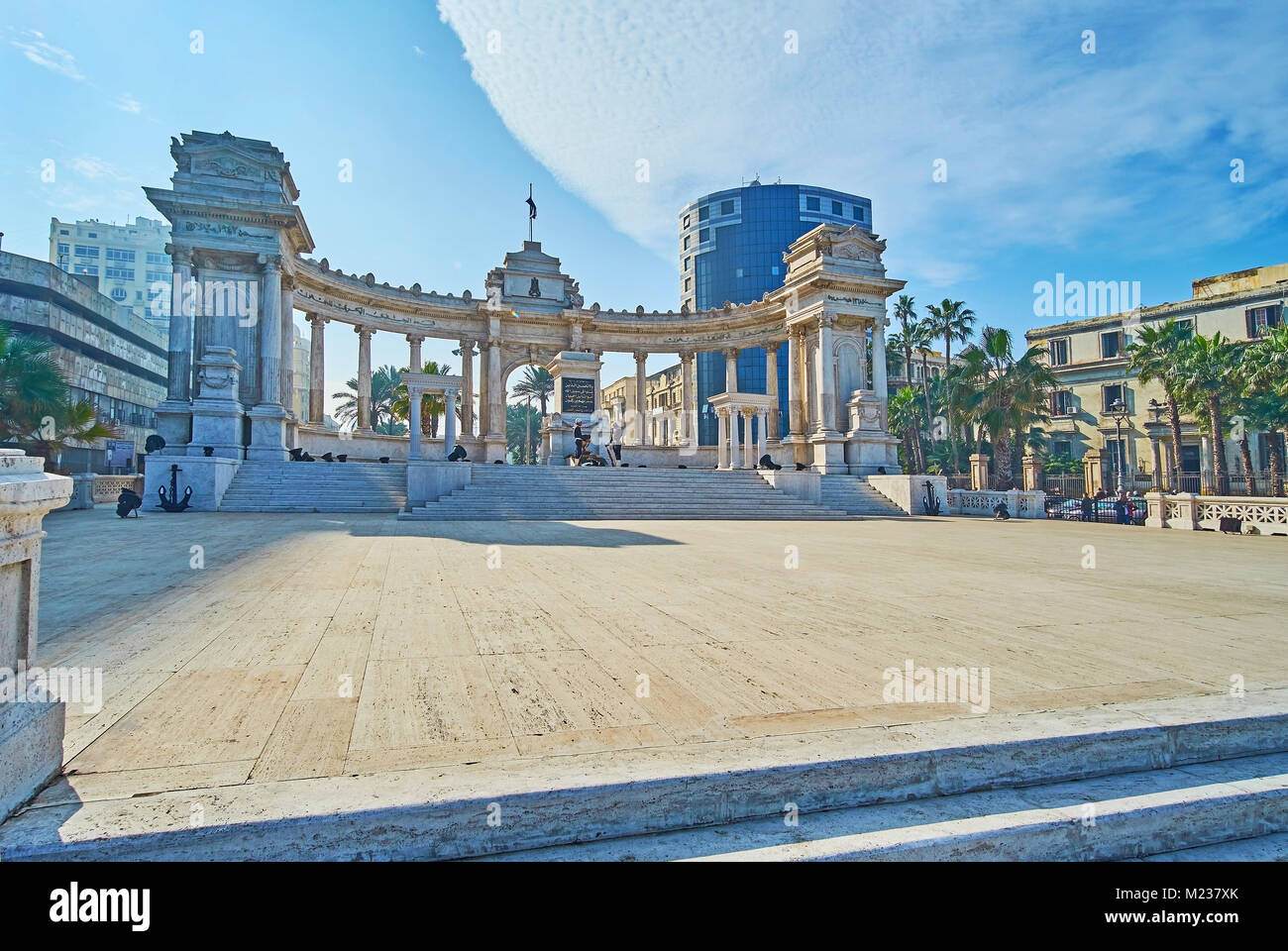 ALEXANDRIA, Ägypten - Dezember 17, 2017: Die malerische Stein Memorial mit dem Grab des Unbekannten Soldaten in El Gondy El Maghool Square, am 17. Dezember in Alexand Stockfoto