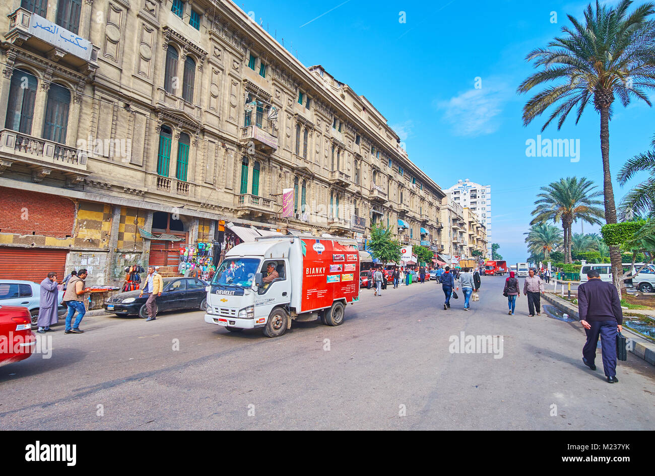 ALEXANDRIA, Ägypten - Dezember 17, 2017: Die Reihe von historischen Gebäuden in Ahmed Oraby Square, in Al Mansheyah Al Kubra Bezirk, am 17. Dezember in Alex Stockfoto