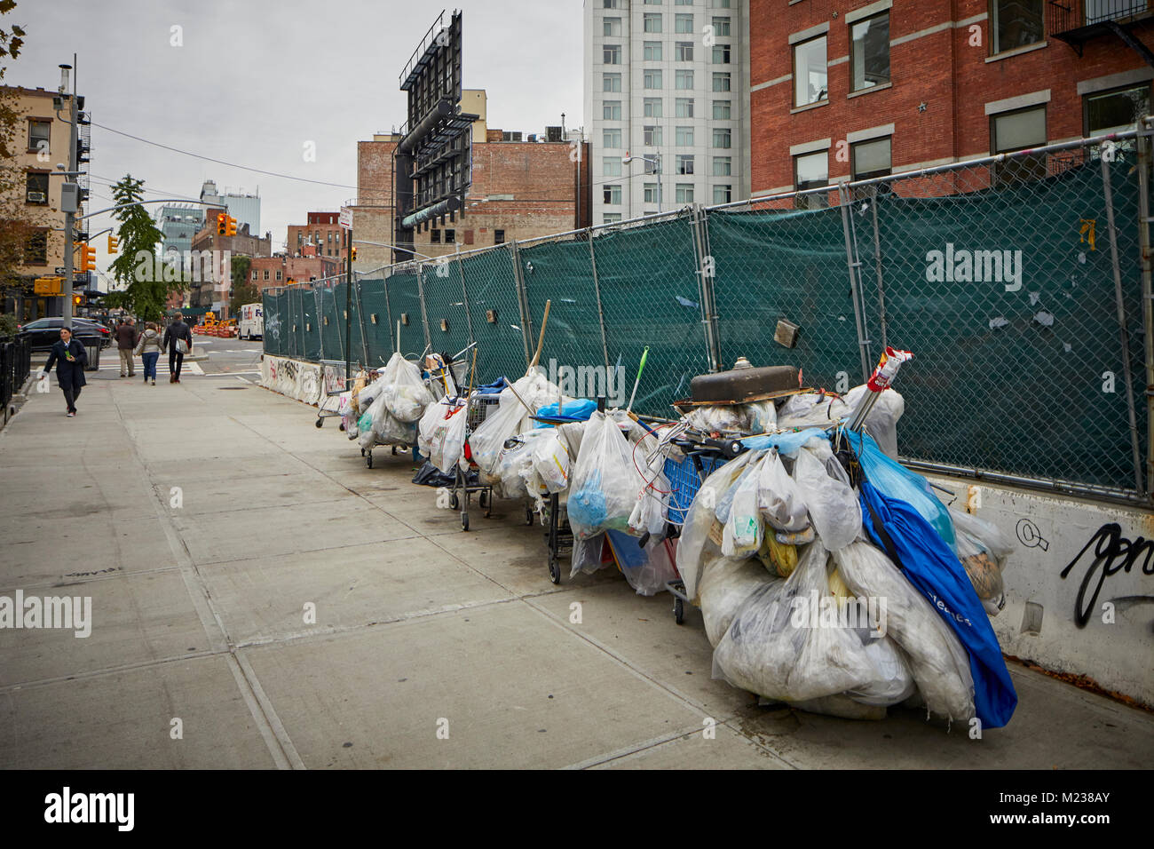 New York City in Manhattan shopping trollies verwendet Tragetaschen zu sammeln und Müll Stockfoto
