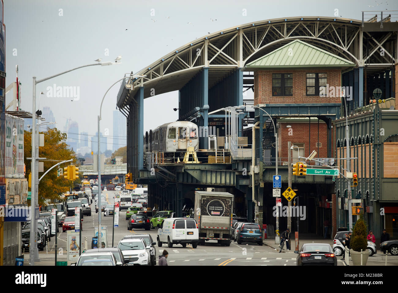 New York City in Manhattan Skyline von Coney Island - Stillwell Avenue Subway terminal in Brooklyn Stockfoto