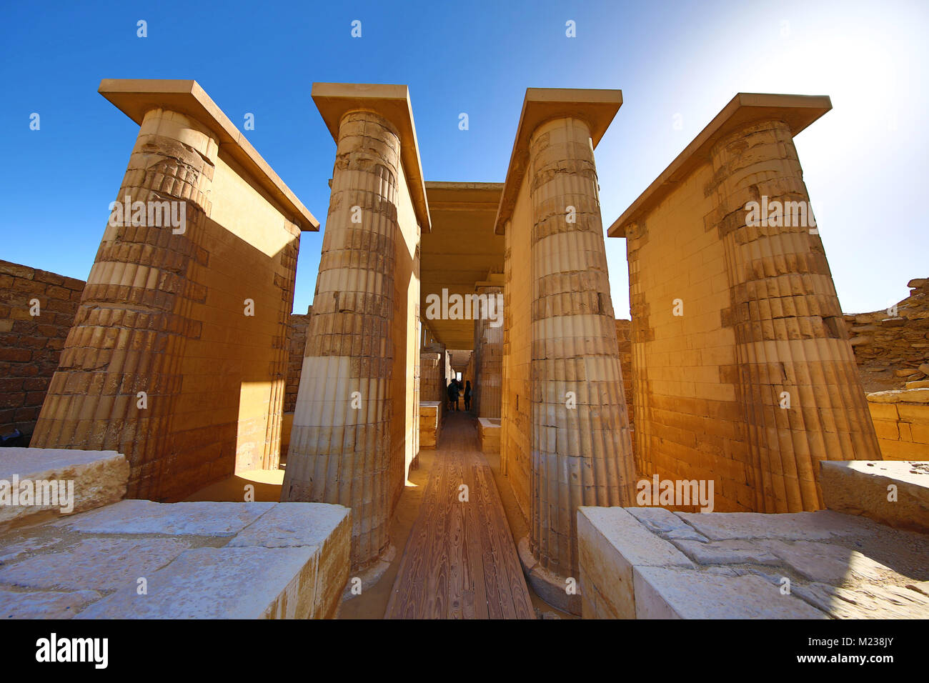 Säulen der Eingangshalle auf die Stufenpyramide des Djoser (oder Zoser) in der Nekropole von Sakkara in der Nähe von Memphis, Ägypten Stockfoto