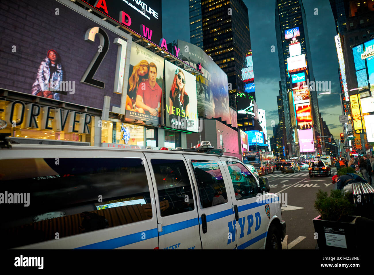 New York City Midtown Manhattan Times Square großen kommerziellen Kreuzung, Reiseziel, Nachbarschaft Broadway und Seventh Avenue Stockfoto
