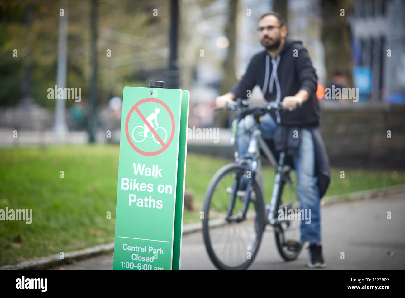 New York City Manhattan Central Park Keine radfahren, Zu Fuß mit dem Fahrrad auf Pfade Stockfoto