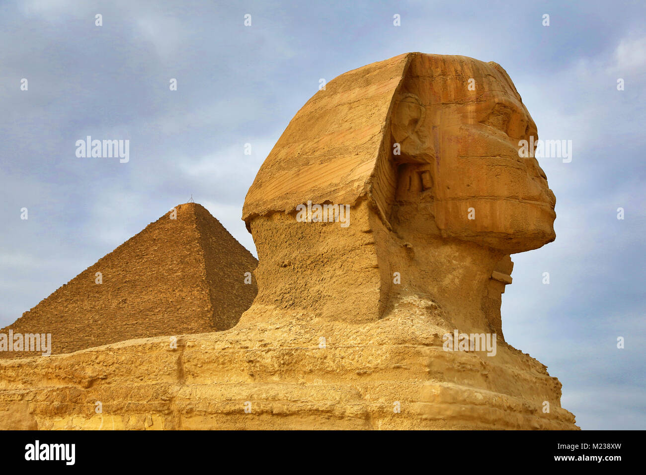 Die Große Sphinx Statue und die Pyramide von khafre auf dem Plateau von Gizeh, Kairo, Ägypten Stockfoto