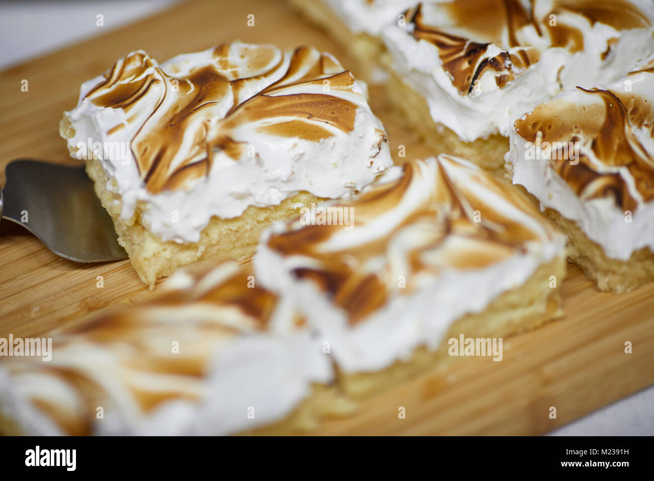 Lemon Meringue Pie ist eine Art gebackene Torte, in der Regel zum Dessert serviert. Stockfoto