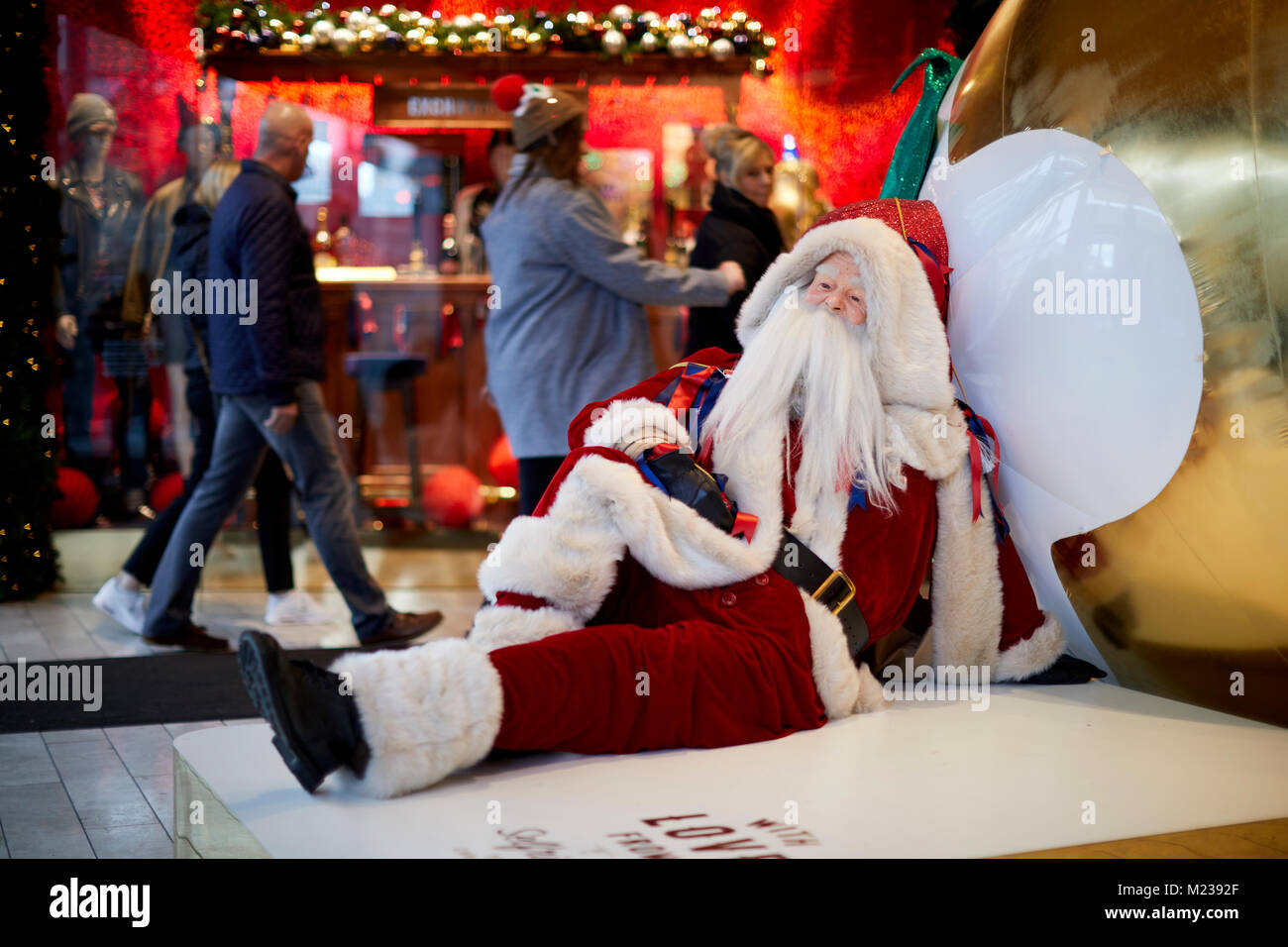 Santa mannequin bei Selfridges Manchester Stockfoto
