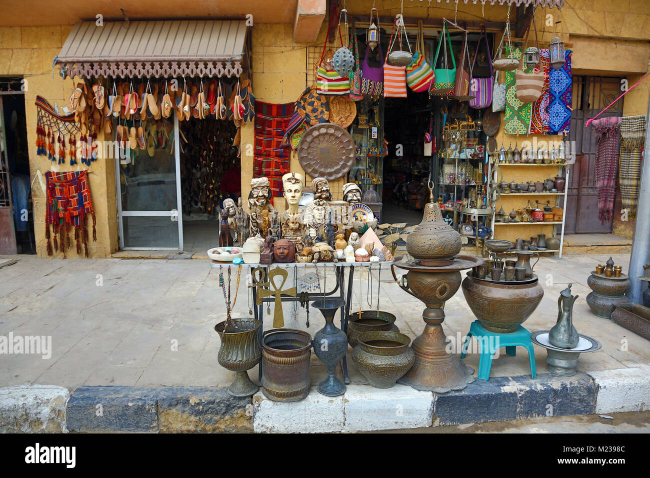 Street Scene mit Läden, die Souvenirs in Kairo, Ägypten Stockfoto