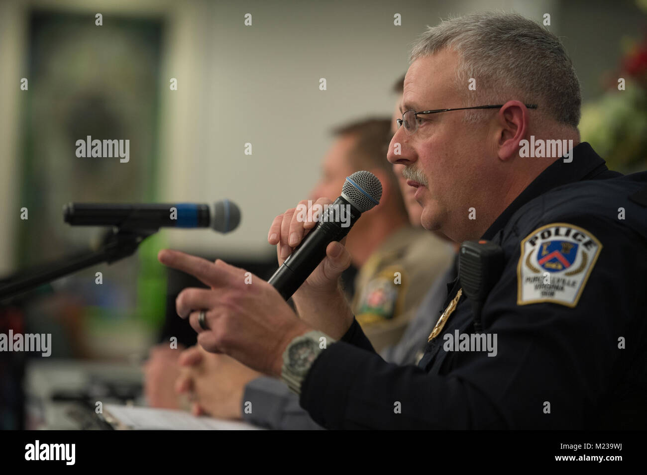 Usa: 01-22-2018: purcellville Polizeichef Joe Schröck Adressen Mitglieder der NAACP während einer Konferenz auf den ersten Mount Olive Baptist Church Stockfoto