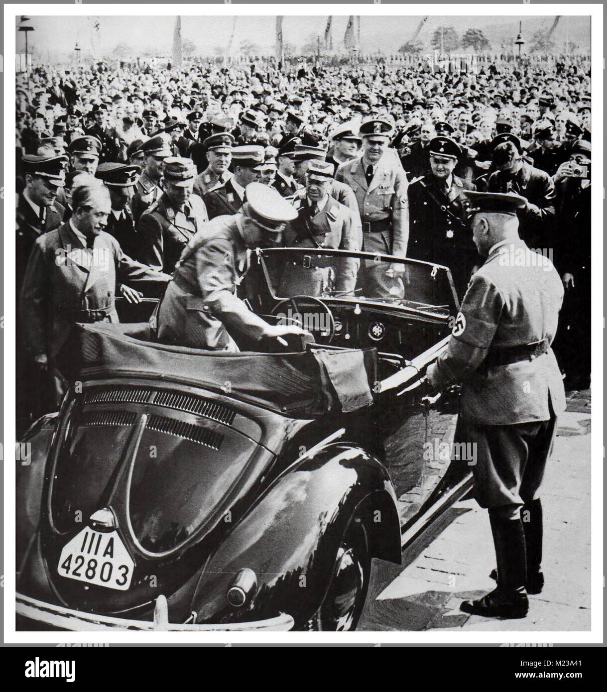 1930 ADOLF HITLER MIT DR. PORSCHE an den Start von "Des Menschen Auto 'KDF VW Volkswagen Käfer Cabrio Prototyp luftgekühlte Motorcar in Fallersleben Wolfsburg Deutschland Mai 1938 Stockfoto