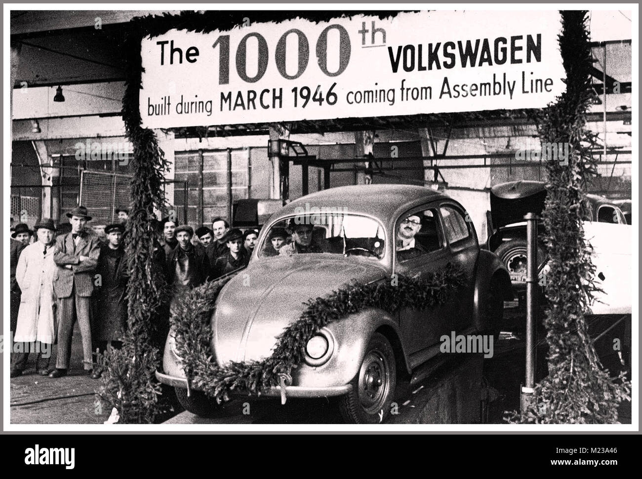 1946 Nach dem Zweiten Weltkrieg Deutschland Volkswagen nimmt mit der britischen Armee mit Hilfe der Alliierten in Wolfsburg Deutschland mit dem 1000er Volkswagen aus der Produktion im März 1946 Stockfoto