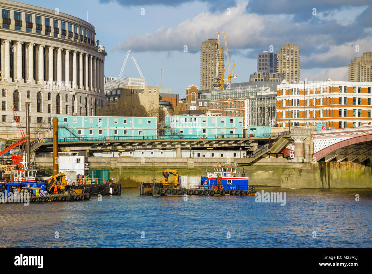 Blackfriars Bridge Vorland, Victoria Embankment, London: die Arbeiten voranschreiten auf dem Bau des neuen Super Kanalisation und Pier für Thames Clippers Stockfoto