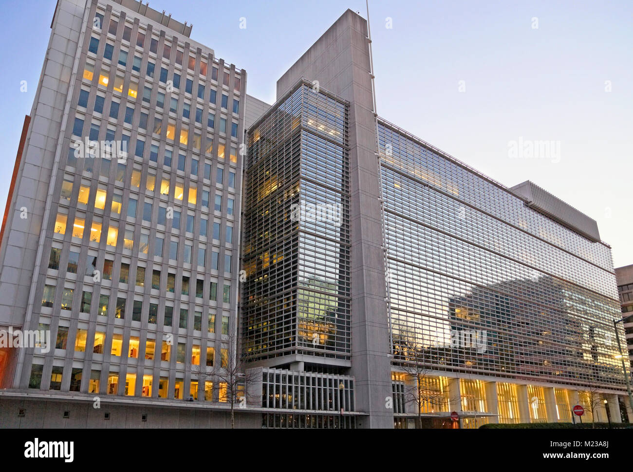Die Weltbankgruppe Gebäude, Washington DC, in der Dämmerung. Stockfoto