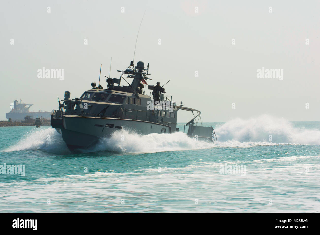 180126-N-XE 158-0095 BAHRAIN (Jan 26, 2018) Segler zum Kommandanten, Task Group (TG) 56.7, bieten hohe Wert Asset Protection für den Flugzeugträger USS Theodore Roosevelt (CVN 71) Wie es zu Khalifa Bin Salman port, Bahrain Transite zugeordnet. TG 56.7 führt Maritime Security Operations die Freizügigkeit der strategische Transport- und Marineschiffe, die in den Küstengewässern Gebieten der USA 5 Flotte Bereich der Vorgänge sicherzustellen. (U.S. Marine Foto von Mass Communication Specialist 1. Klasse Louis Rojas/Freigegeben) Stockfoto