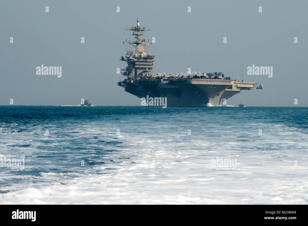 180126-N-XE 158-0045 BAHRAIN (Jan 26, 2018) Segler zum Kommandanten, Task Group (TG) 56.7, bieten hohe Wert Asset Protection für den Flugzeugträger USS Theodore Roosevelt (CVN 71) Wie es zu Khalifa Bin Salman port, Bahrain Transite zugeordnet. TG 56.7 führt Maritime Security Operations die Freizügigkeit der strategische Transport- und Marineschiffe, die in den Küstengewässern Gebieten der USA 5 Flotte Bereich der Vorgänge sicherzustellen. (U.S. Marine Foto von Mass Communication Specialist 1. Klasse Louis Rojas/Freigegeben) Stockfoto