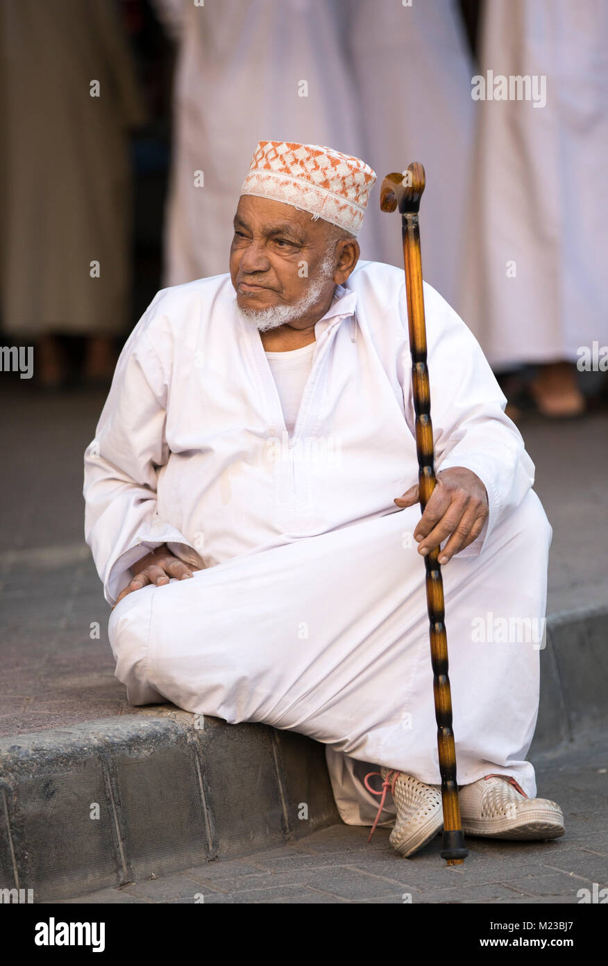 Nizwa, Oman, Febrary 2nd, 2018: Alte omanische Mann an einem Markt ruhen Stockfoto