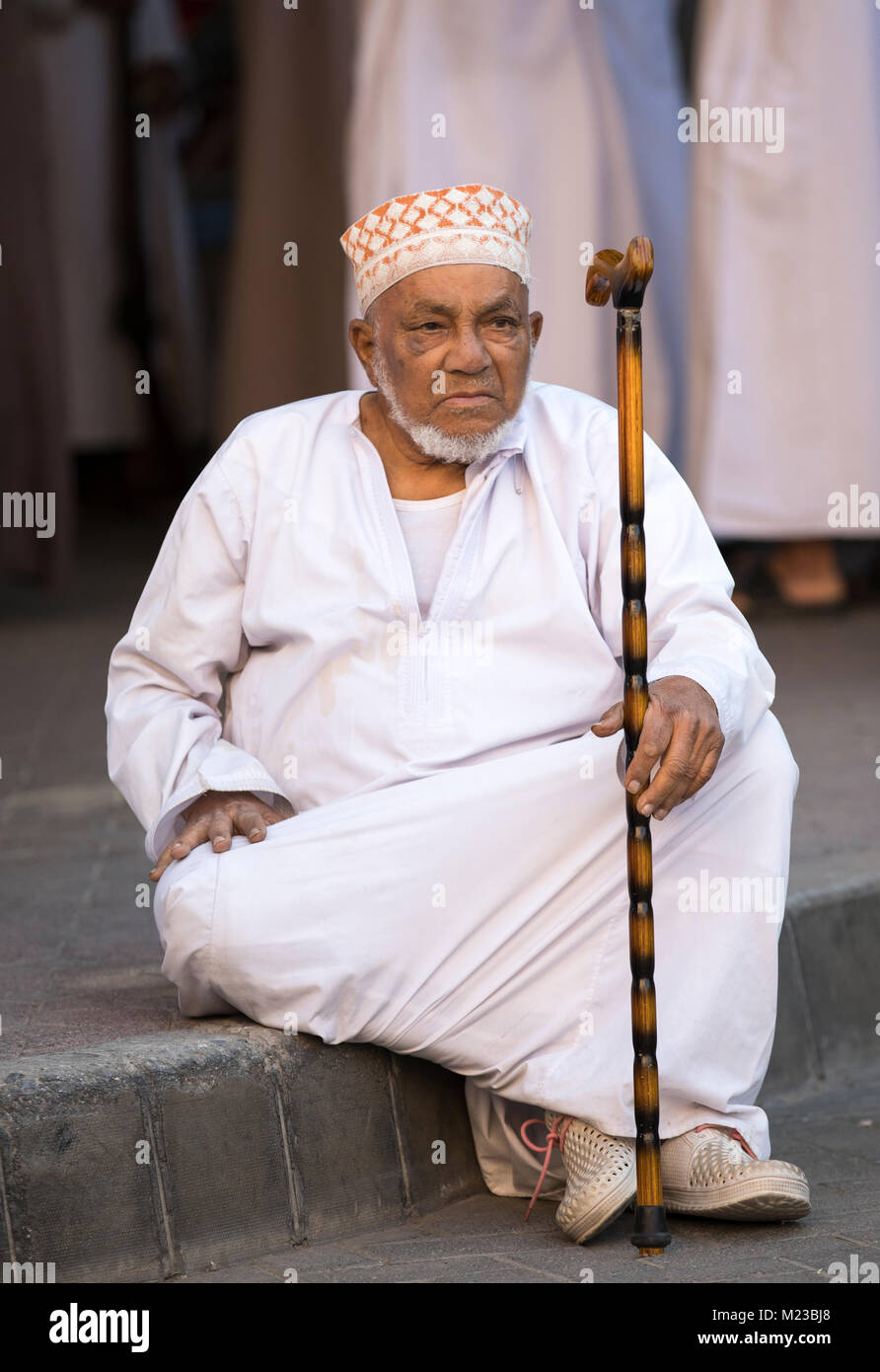 Nizwa, Oman, Febrary 2nd, 2018: Alte omanische Mann an einem Markt ruhen Stockfoto