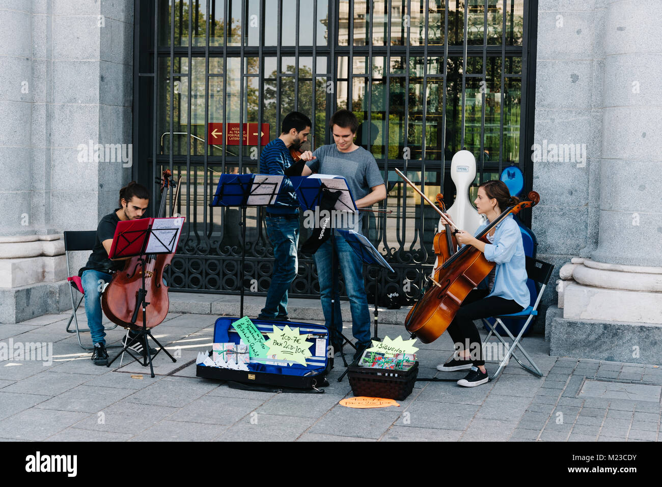 Madrid, Spanien - 15. Oktober 2017: Musikalische Quartett spielen in der Straße am Eingang der Oper Palace in Madrid Stockfoto