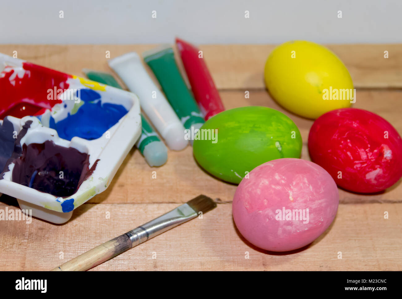 Malerei Eier für Ostern auf rustikalen Holzmöbeln Hintergrund Stockfoto