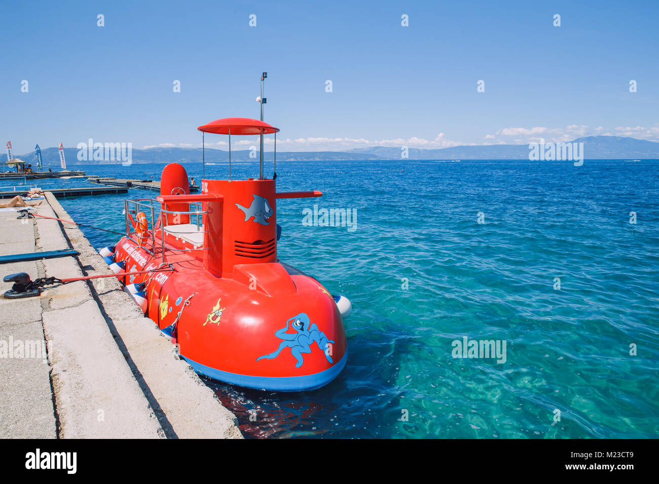 Kroatien, Meer und rote U-Boot. Frische und saubere Luft, Natur und sonnigen Tag. Reisen Foto 2016. Stockfoto