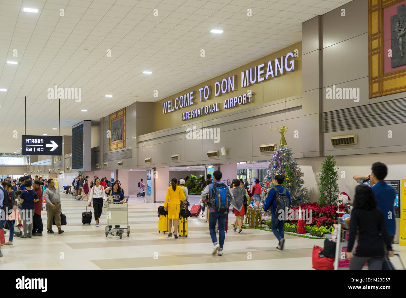 Thailand - Januar 02, 2018: Besucher gehen um Ankunft Halle in Don Mueang International Airport, Terminal 2 ist der Flughafen für das Budget Airlines i Stockfoto