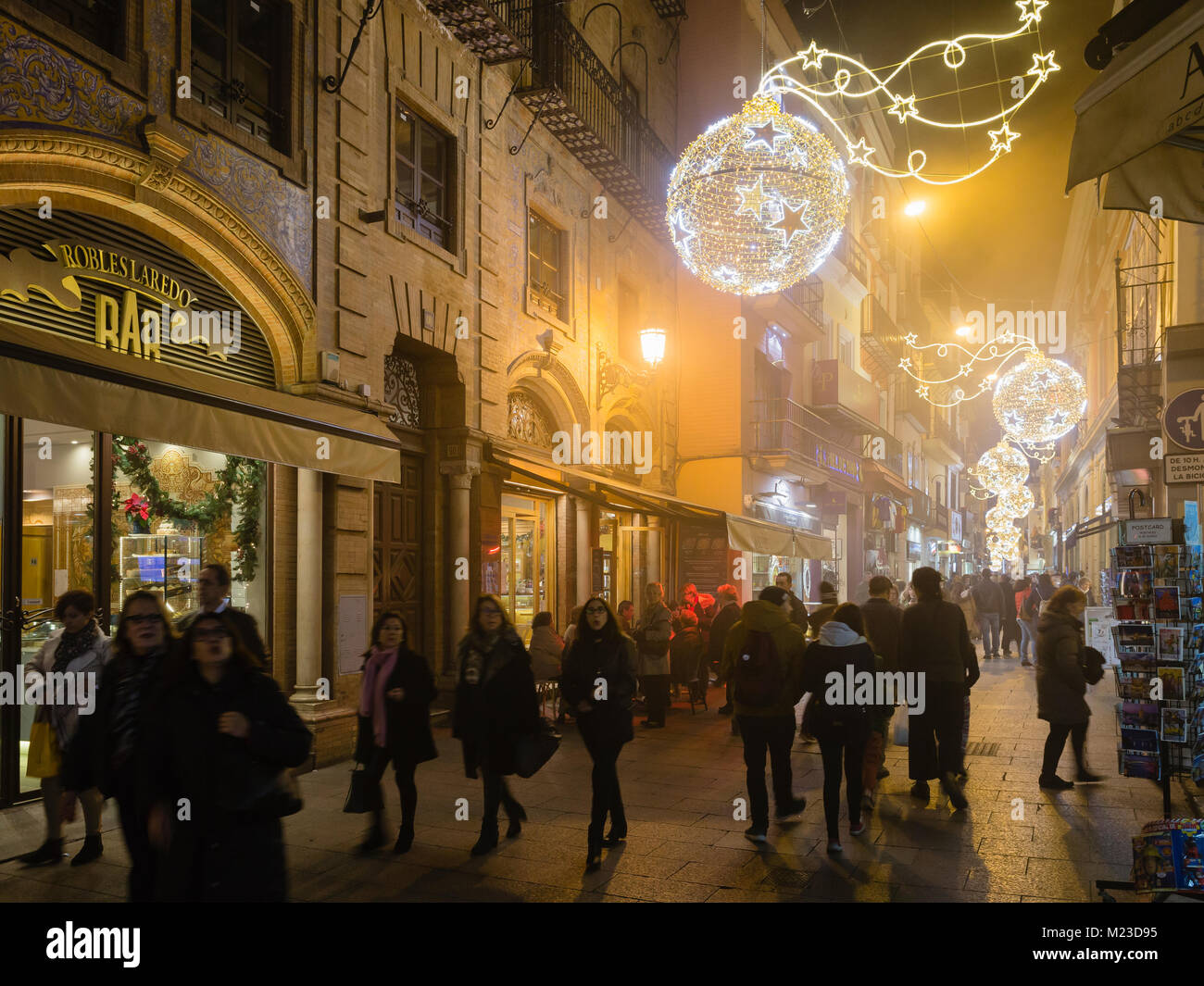 Die Calle Sierpes mit Weihnachtsdekoration, Sevilla, Spanien. Stockfoto