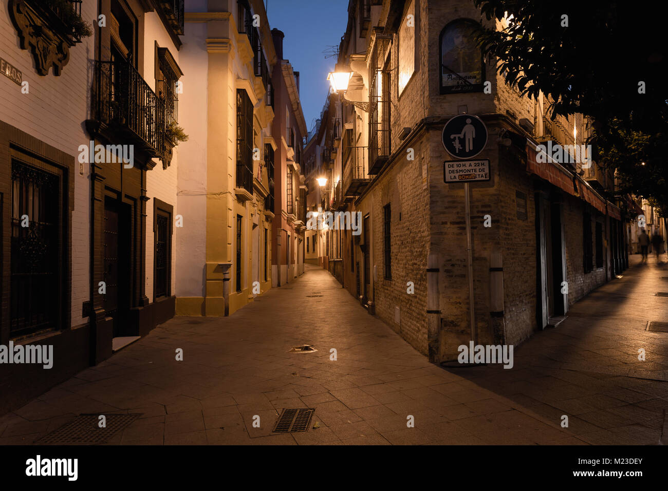 Eine aaleyway der Altstadt bei Nacht, Sevilla, Andalusien, Spanien. Stockfoto