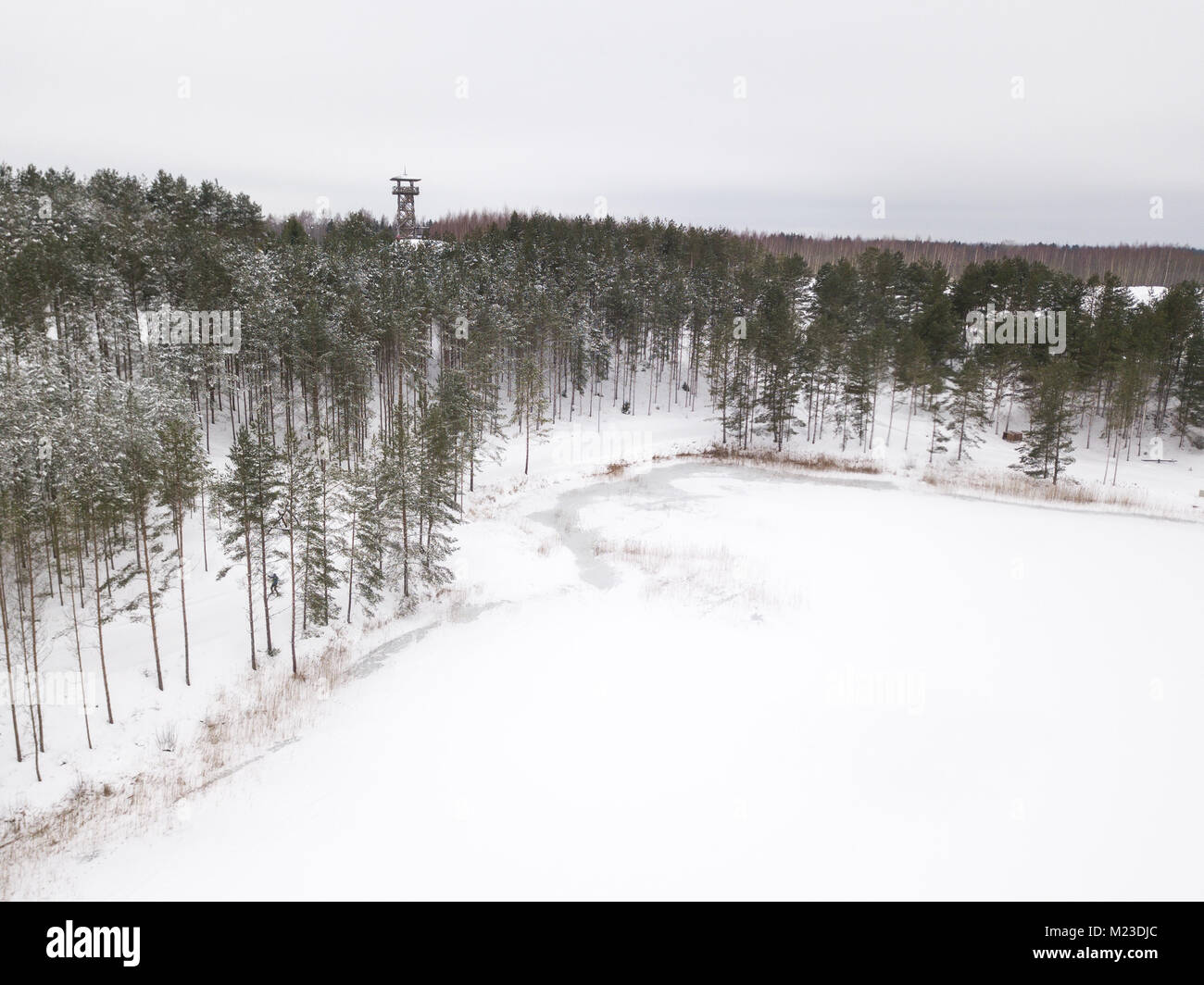 Luftaufnahme von einen Wachturm an einem verschneiten Wintertag. Tartu, Estland. Stockfoto
