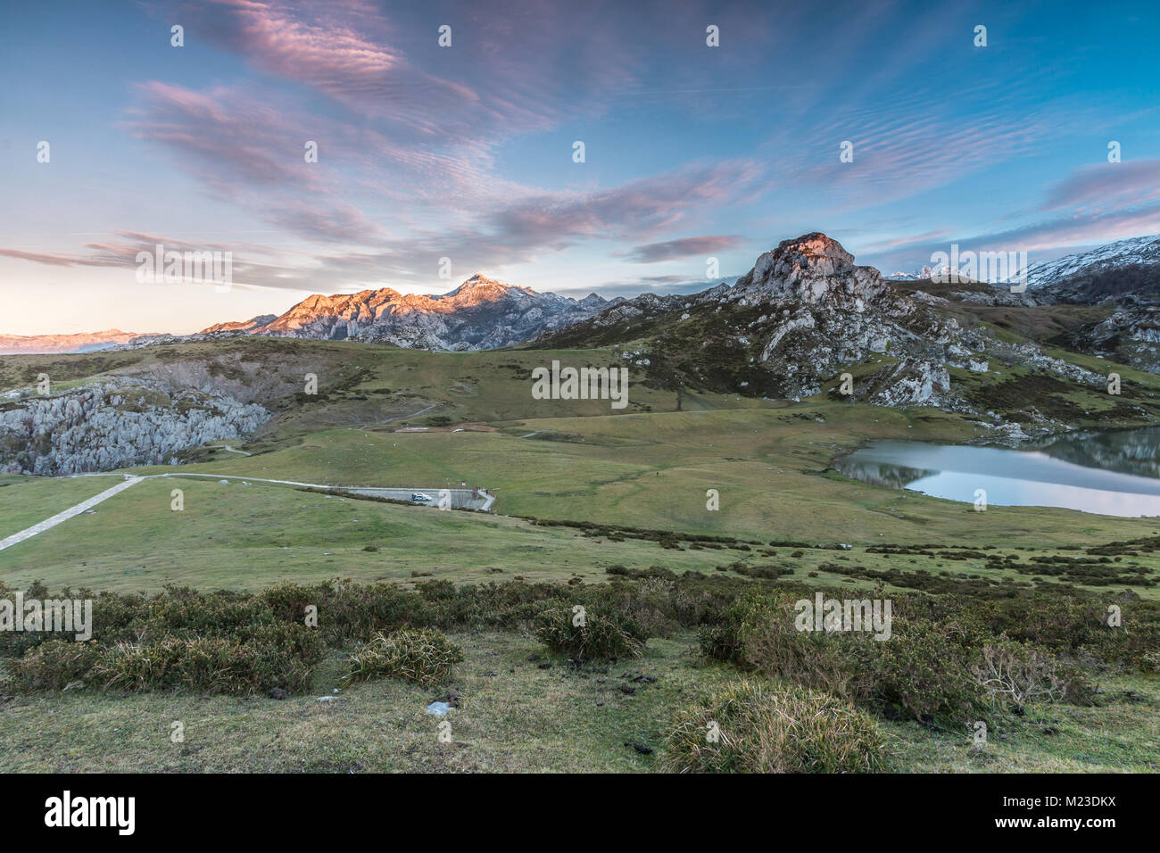 Spektakulär und bunten Sonnenuntergang in den Seen von Covadonga, Asturien, in der sehr kalten Wintertag, wo Sie die wunderschönen Farben der Wolken sehen können, Stockfoto