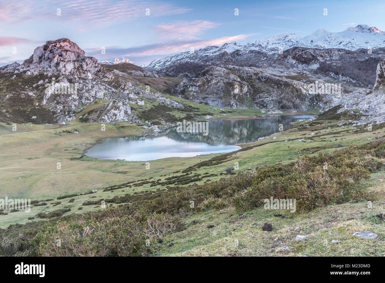 Spektakulär und bunten Sonnenuntergang in den Seen von Covadonga, Asturien, in der sehr kalten Wintertag, wo Sie die wunderschönen Farben der Wolken sehen können, Stockfoto