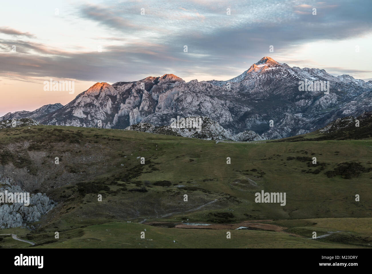 Spektakulär und bunten Sonnenuntergang in den Seen von Covadonga, Asturien, in der sehr kalten Wintertag, wo Sie die wunderschönen Farben der Wolken sehen können, Stockfoto