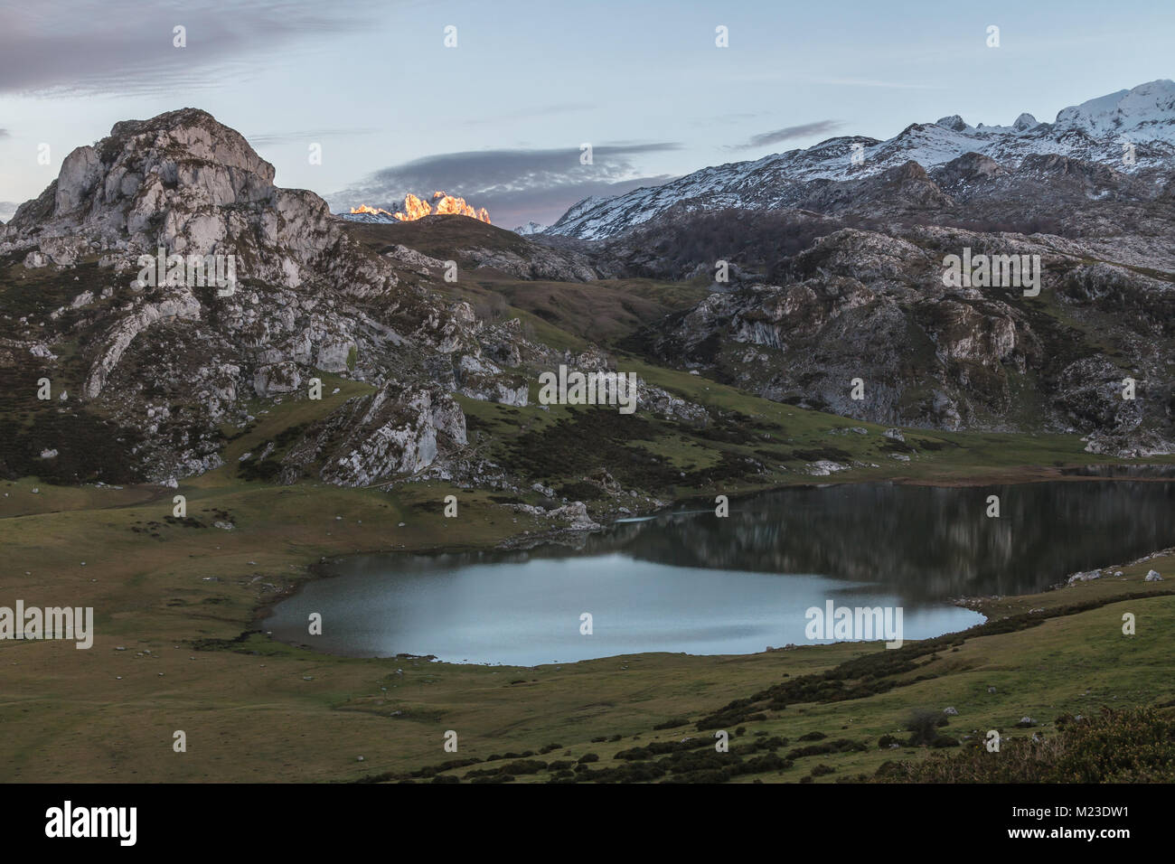 Spektakulär und bunten Sonnenuntergang in den Seen von Covadonga, Asturien, in der sehr kalten Wintertag, wo Sie die wunderschönen Farben der Wolken sehen können, Stockfoto
