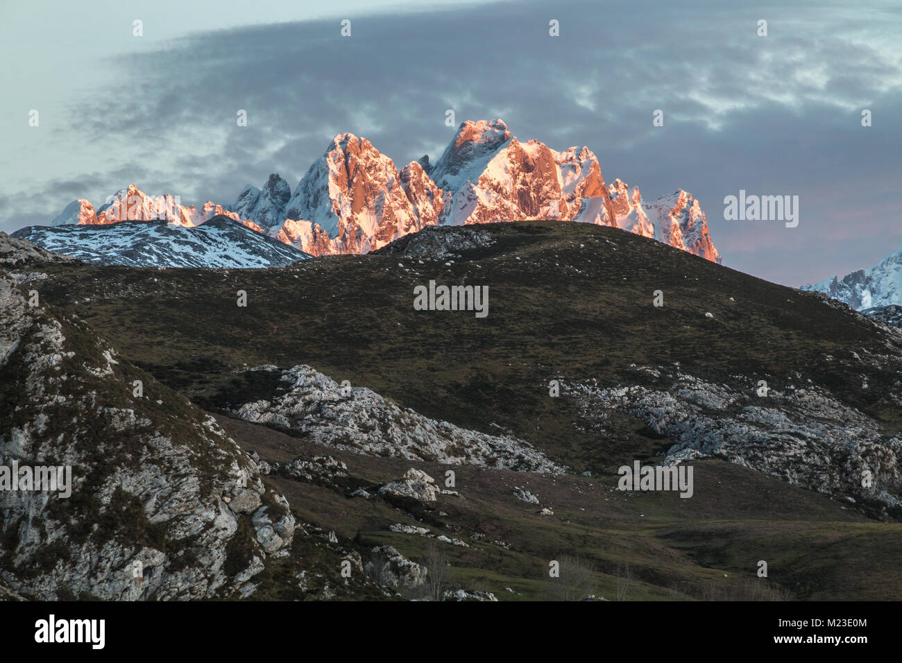 Sonnenaufgang in den Bergen von Ubina, zwischen Asturien und Leon, an einem Wintertag mit viel Schnee, in den frühen Morgenstunden zu fotografieren, die eindeutigen Farben Stockfoto