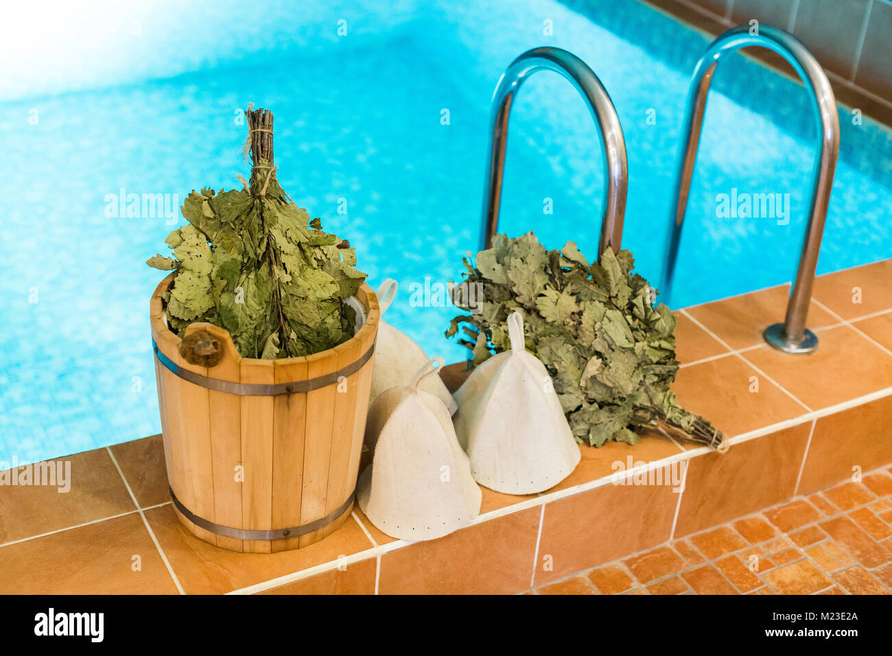 Wellness, Freizeit, gesundes Leben Konzept. Am Rande des Pools mit sauberem Wasser gibt es für die Badewanne mit Artgenossen beinhaltet die paar Besen, weißer Wolle Hüte und Schaufel Stockfoto