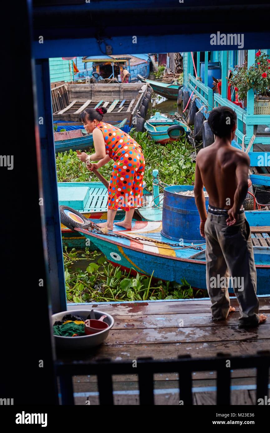 Mann in Floating House, Kompong Luong, Kambodscha Stockfoto