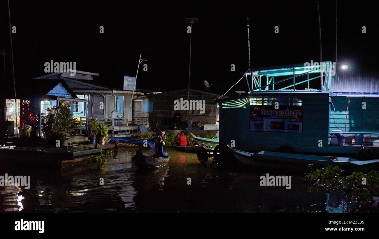 Kambodschanische Mädchen Rudern auf dem barks in der Nacht, Kompong Luong, Kambodscha Stockfoto