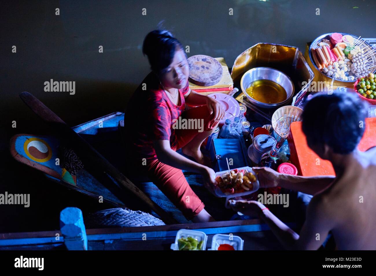 Vietnamesische boot Kaufmann, Kompong Luong, Kambodscha Stockfoto