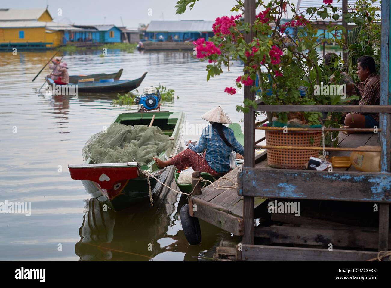 Vietnamesisches Mädchen Rudern, Kompong Luong, Kambodscha Stockfoto