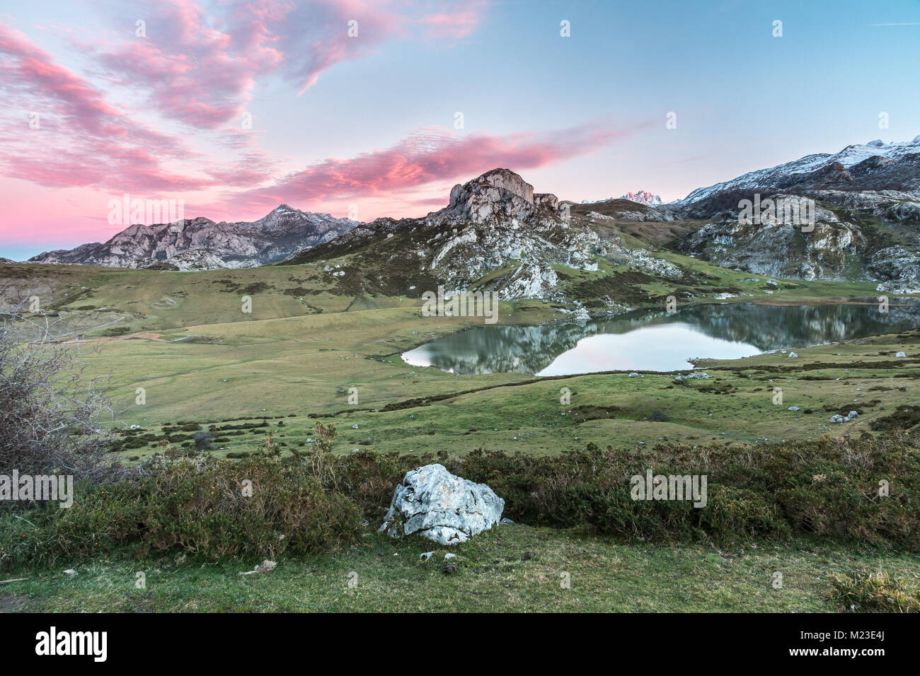 Spektakulär und bunten Sonnenuntergang in den Seen von Covadonga, Asturien, in der sehr kalten Wintertag, wo Sie die wunderschönen Farben der Wolken sehen können, Stockfoto