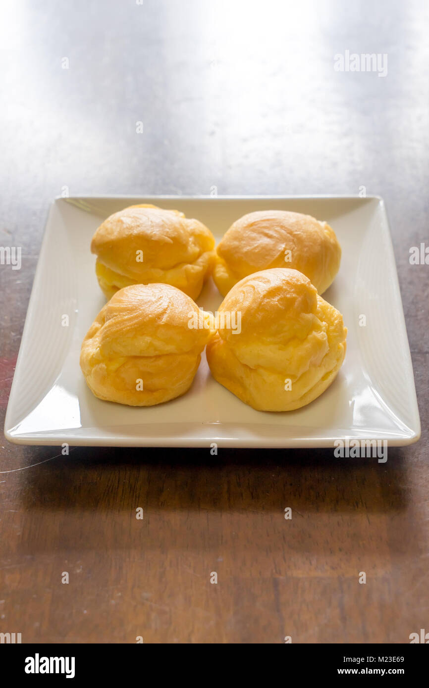Lecker Choux Windbeutel auf weiße quadratische Platte, Profiteroles ...