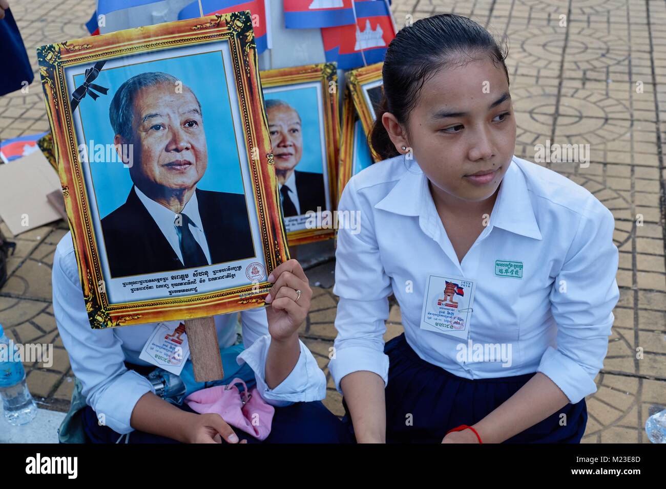 Schülerinnen zujubeln Für kambodschanische König, Royal Palace, Phnom Penh, Kambodscha Stockfoto