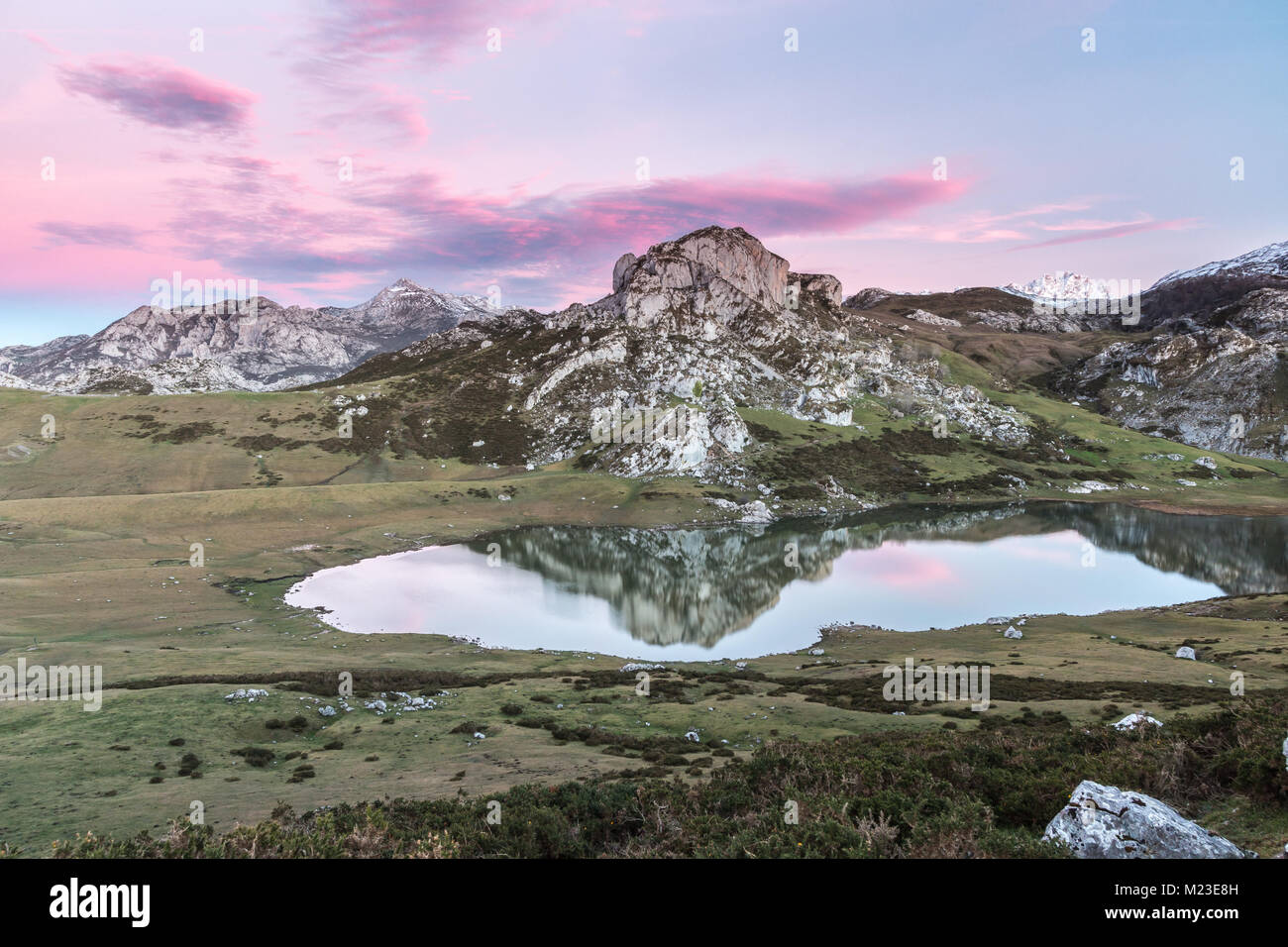 Spektakulär und bunten Sonnenuntergang in den Seen von Covadonga, Asturien, in der sehr kalten Wintertag, wo Sie die wunderschönen Farben der Wolken sehen können, Stockfoto