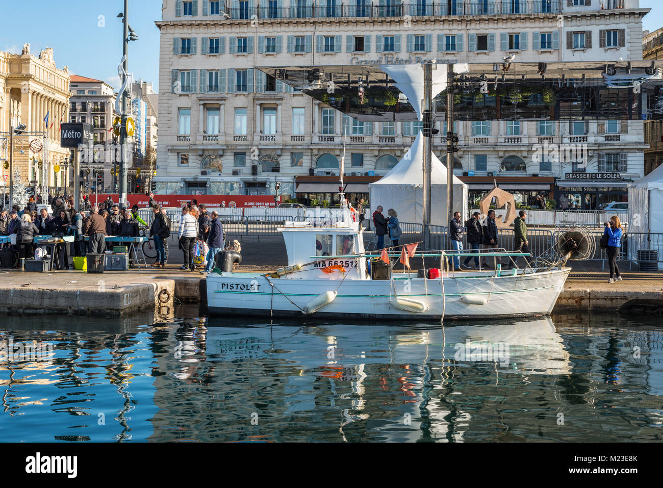 Marseille, Frankreich - Dezember 4, 2016: Sonntag Ambiente am alten Hafen Vieux Port in Marseille, Frankreich. Es handelt sich um einen geschäftigen Hafen, als Marina und als Termina verwendet Stockfoto