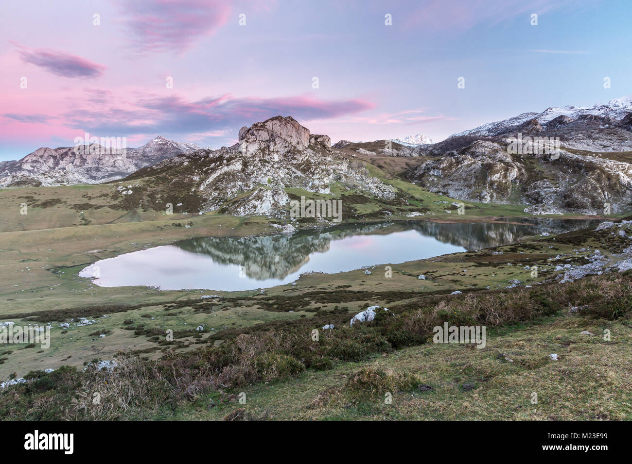 Spektakulär und bunten Sonnenuntergang in den Seen von Covadonga, Asturien, in der sehr kalten Wintertag, wo Sie die wunderschönen Farben der Wolken sehen können, Stockfoto