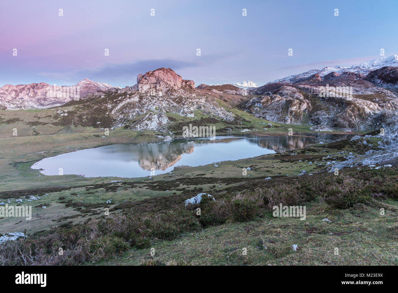Spektakulär und bunten Sonnenuntergang in den Seen von Covadonga, Asturien, in der sehr kalten Wintertag, wo Sie die wunderschönen Farben der Wolken sehen können, Stockfoto