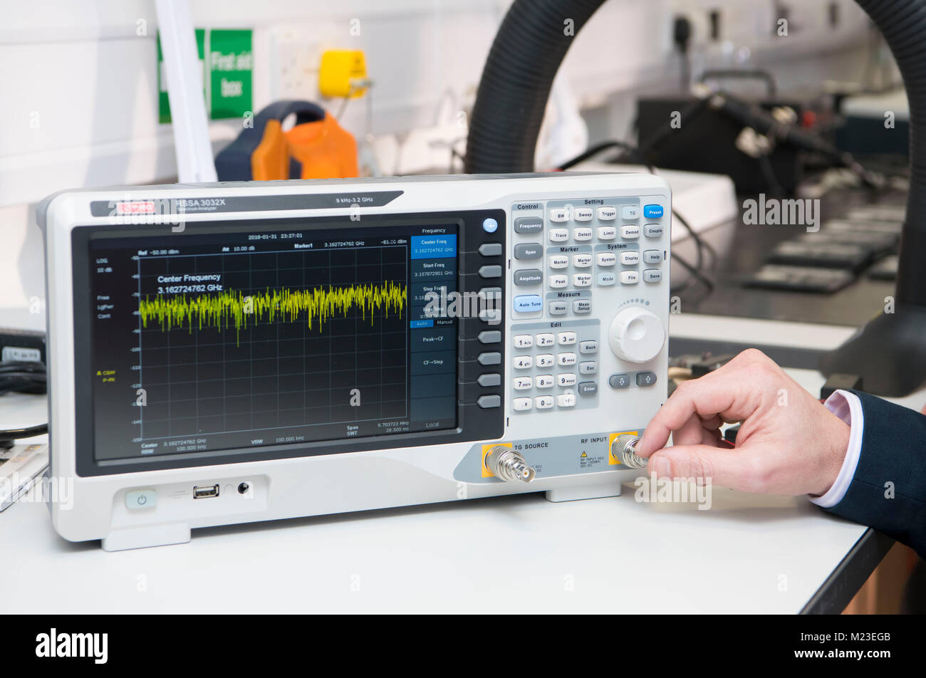 Ein Spektrum Analyzer/Oszilloskop in einem Labor Workshop. Stockfoto